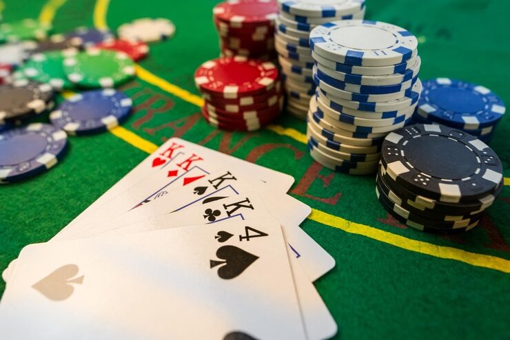 Evolution Gaming live-dealer table lobby showing multiple blackjack and roulette tables on sakuraslot platform
